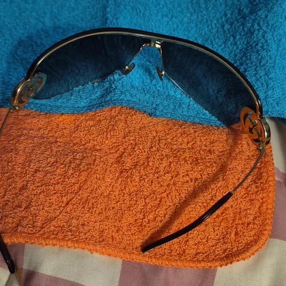 Gucci Black and Gold Sunglasses ! Free Case + Cloth - Picture 3 of 14